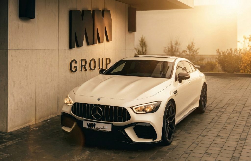 Mercedes-AMG GT пред седалището на MM Group